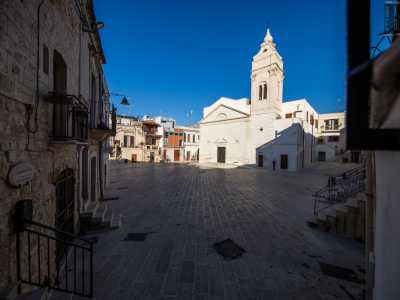 ...conduce in piazza Don Bosco, l� dove si affacciano la Chiesa Matrice di Santa Maria Annunziata...